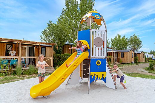 Kinderspeeltuin met glijbaan en speeltoestel op camping VAGUES OCEANES Bois Joly in Saint-Jean-de-Monts (85).