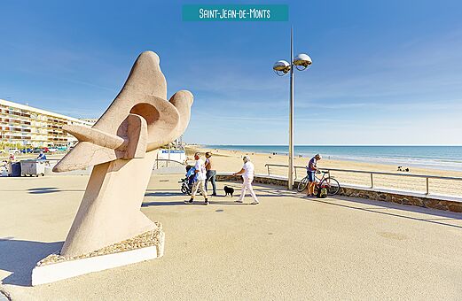 Strandpromenade, strand en modern beeldhouwwerk in Saint-Jean-de-Monts, Vendée.