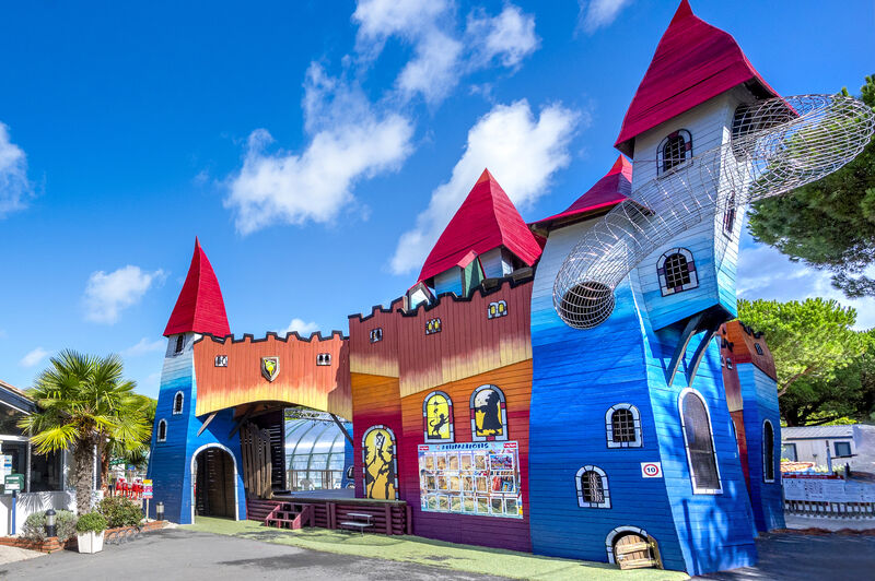 Carabouille Speeltuin - Kleurrijk kasteel met netglijbaan en animatiepodium op camping CAPFUN Bonne Etoile in BOIS PLAGE EN RE (17).