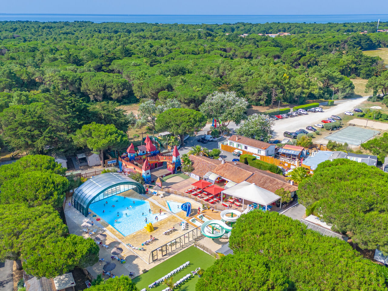 Overdekt zwembad, kinderkasteel, camping CAPFUN Bonne Etoile, BOIS PLAGE EN RE.