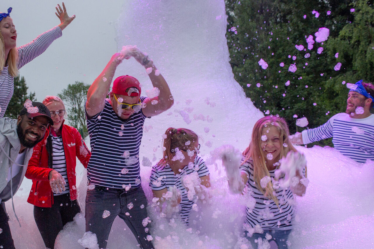 Schuimparty volwassenen en kinderen op camping CAPFUN Bonne Etoile in BOIS PLAGE EN RE (17).