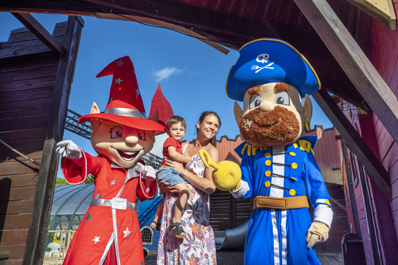 Capfun mascottes, kind en volwassene op camping CAPFUN Bonne Etoile in BOIS PLAGE EN RE (17).