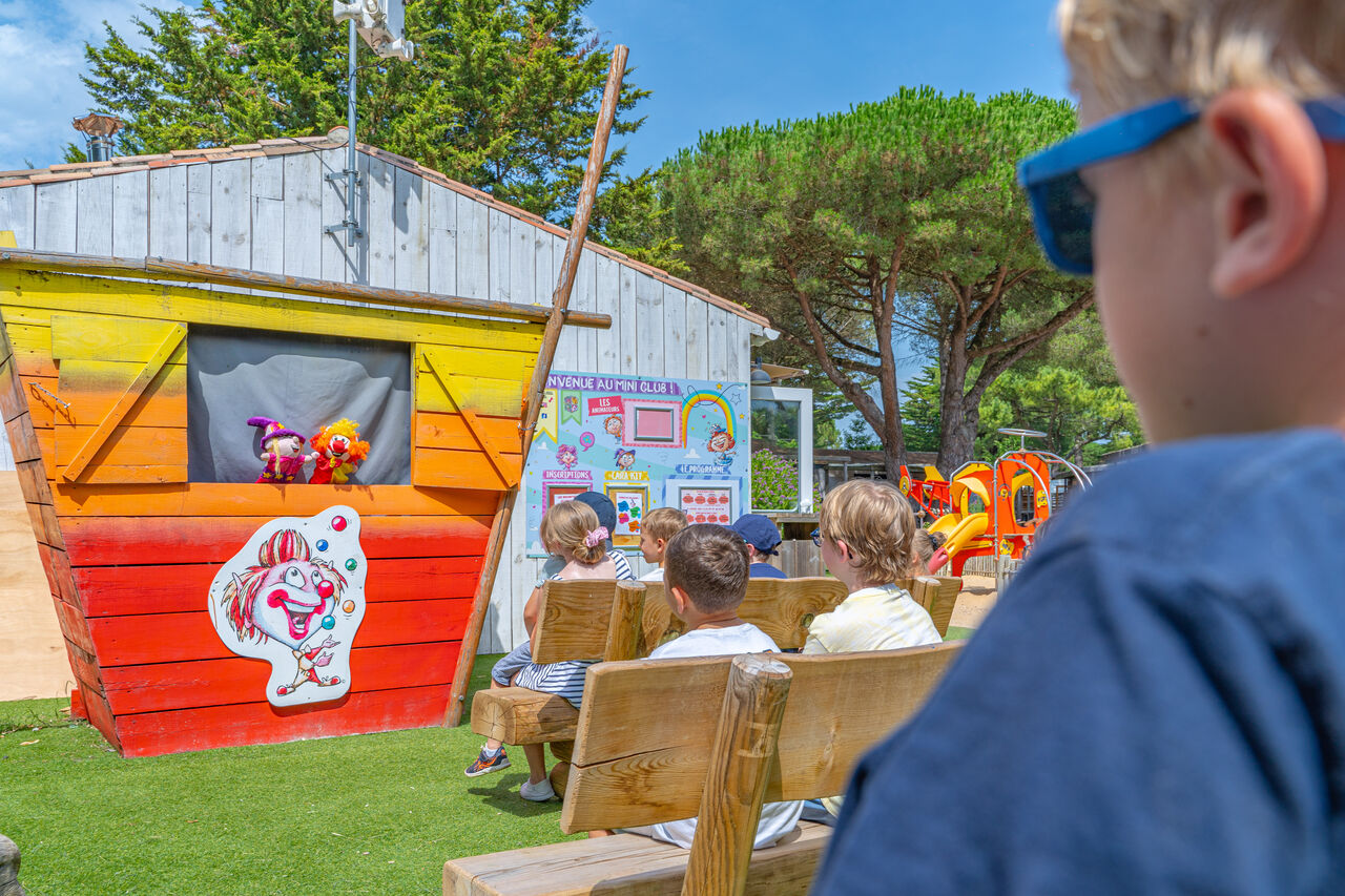 Poppenkastvoorstelling voor kinderen in de miniclub, camping CAPFUN Bonne Etoile in BOIS PLAGE EN RE.