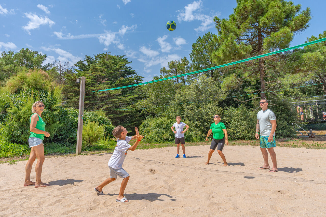 Familie speelt volleybal op zandveld op camping CAPFUN Bonne Etoile in BOIS PLAGE EN RE (17).