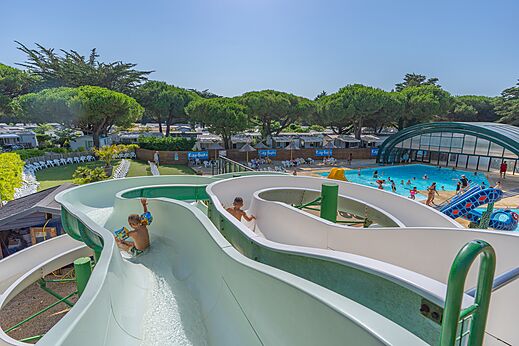 Waterglijbanen en buitenzwembad op camping CAPFUN Bonne Etoile in BOIS PLAGE EN RE (17).