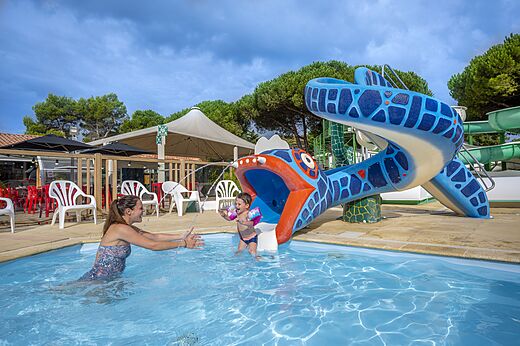 Waterglijbaan, kind in zwembad CAPFUN Bonne Etoile BOIS PLAGE EN RE.