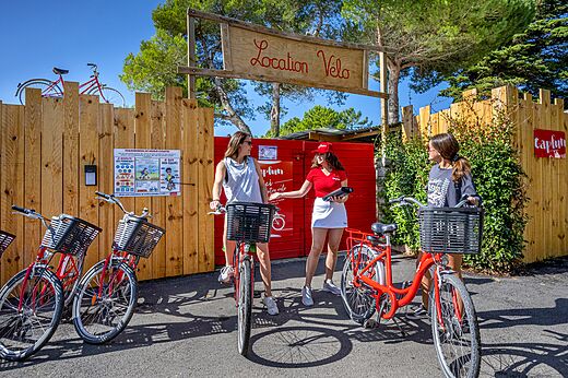 Verhuur van rode fietsen op camping CAPFUN Bonne Etoile in BOIS PLAGE EN RE (17).
