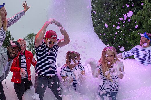 Leuk schuimfeest voor vakantiegangers op camping CAPFUN Bonne Etoile in BOIS PLAGE EN RE (17).