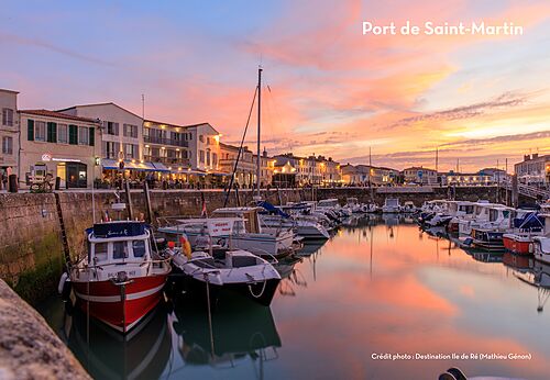 Haven van Saint-Martin-de-R� met boten bij zonsondergang op �le de R�.