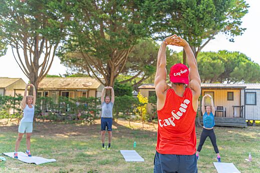 Outdoor fitness sessie op camping CAPFUN Bonne Etoile, BOIS PLAGE EN RE.