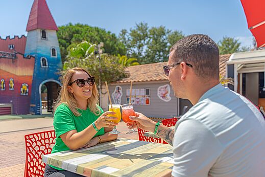 Stel proost met cocktails aan de bar van camping CAPFUN Bonne Etoile in BOIS PLAGE EN RE (17).