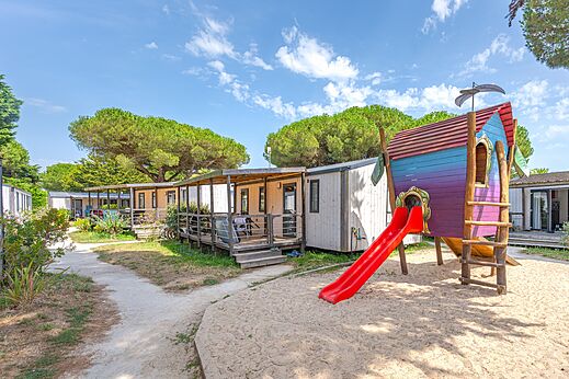 Stacaravans en speeltuin op camping CAPFUN Bonne Etoile in BOIS PLAGE EN RE.