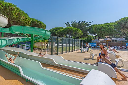 Waterglijbanen en zwembad op CAPFUN Bonne Etoile in BOIS PLAGE EN RE (17).