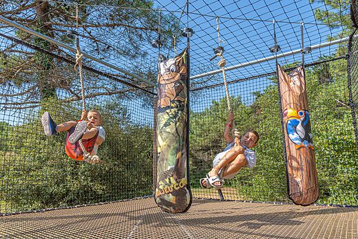 Kinderen in avonturenpark van camping CAPFUN Bonne Etoile in BOIS PLAGE EN RE.