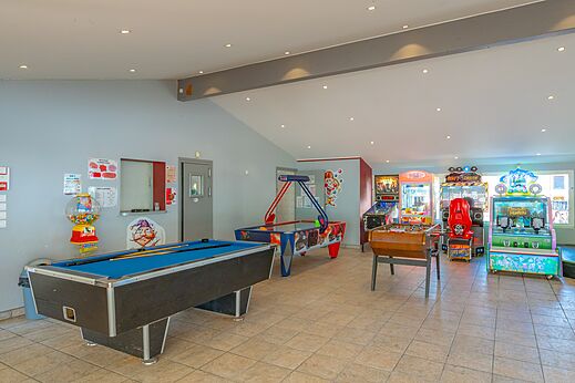Speelzaal op camping CAPFUN Bonne Etoile in BOIS PLAGE EN RE (17).