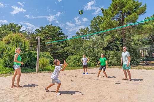 Familie speelt volleybal op zandveld op camping CAPFUN Bonne Etoile in BOIS PLAGE EN RE.