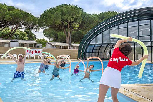 Dynamische aquagym in overdekt zwembad op camping CAPFUN Bonne Etoile in BOIS PLAGE EN RE (17).