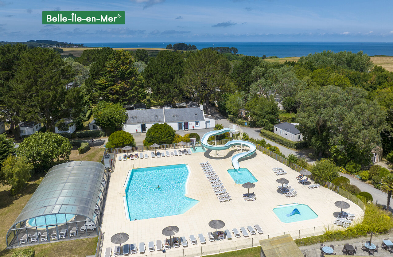 Buiten- en binnenzwembaden, glijbaan op camping CLICOCHIC Bord�n�o Belle-�le-en-Mer.