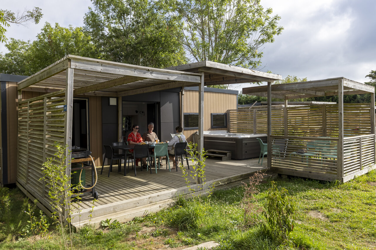 Modern stacaravan met terras, jacuzzi en barbecue op camping CLICOCHIC Bord�n�o Belle-�le-en-Mer in Le Palais (56).