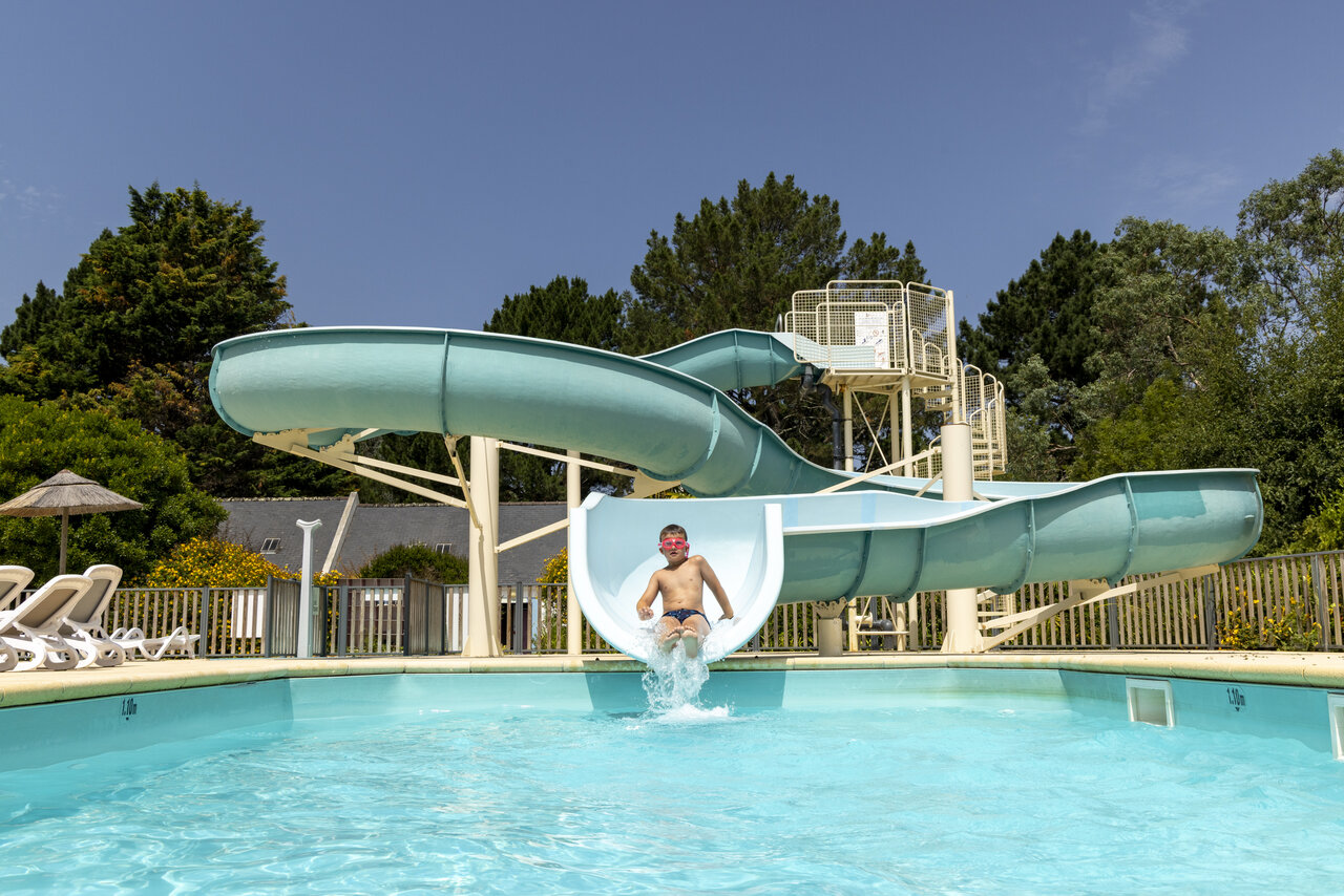 Waterglijbaan en zwembad met kind op camping CLICOCHIC Bord�n�o Belle-�le-en-Mer in Le Palais (56).