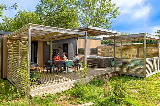 Stacaravan met jacuzzi en terras op camping CLICOCHIC in Le Palais (56).