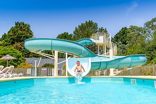 Reuzenglijbaan en zwembad op camping CLICOCHIC Bordénéo Belle-Île-en-Mer in Le Palais (56).