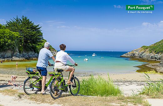 Koppel op fietsen bewondert strand Port Fouquet, Belle-Île-en-Mer, nabij Le Palais.