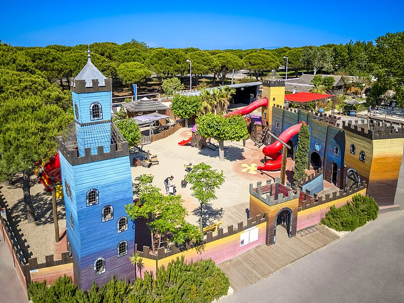 Carabouille Speeltuin - Kleurrijke kasteel speeltuin met glijbanen op camping CAPFUN Boucanet in LE GRAU DU ROI (30).