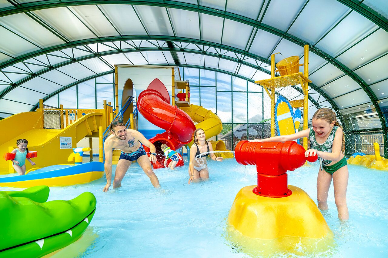 Overdekt waterpark, glijbanen, waterspellen, familie op camping CAPFUN Boucanet in LE GRAU DU ROI (30).