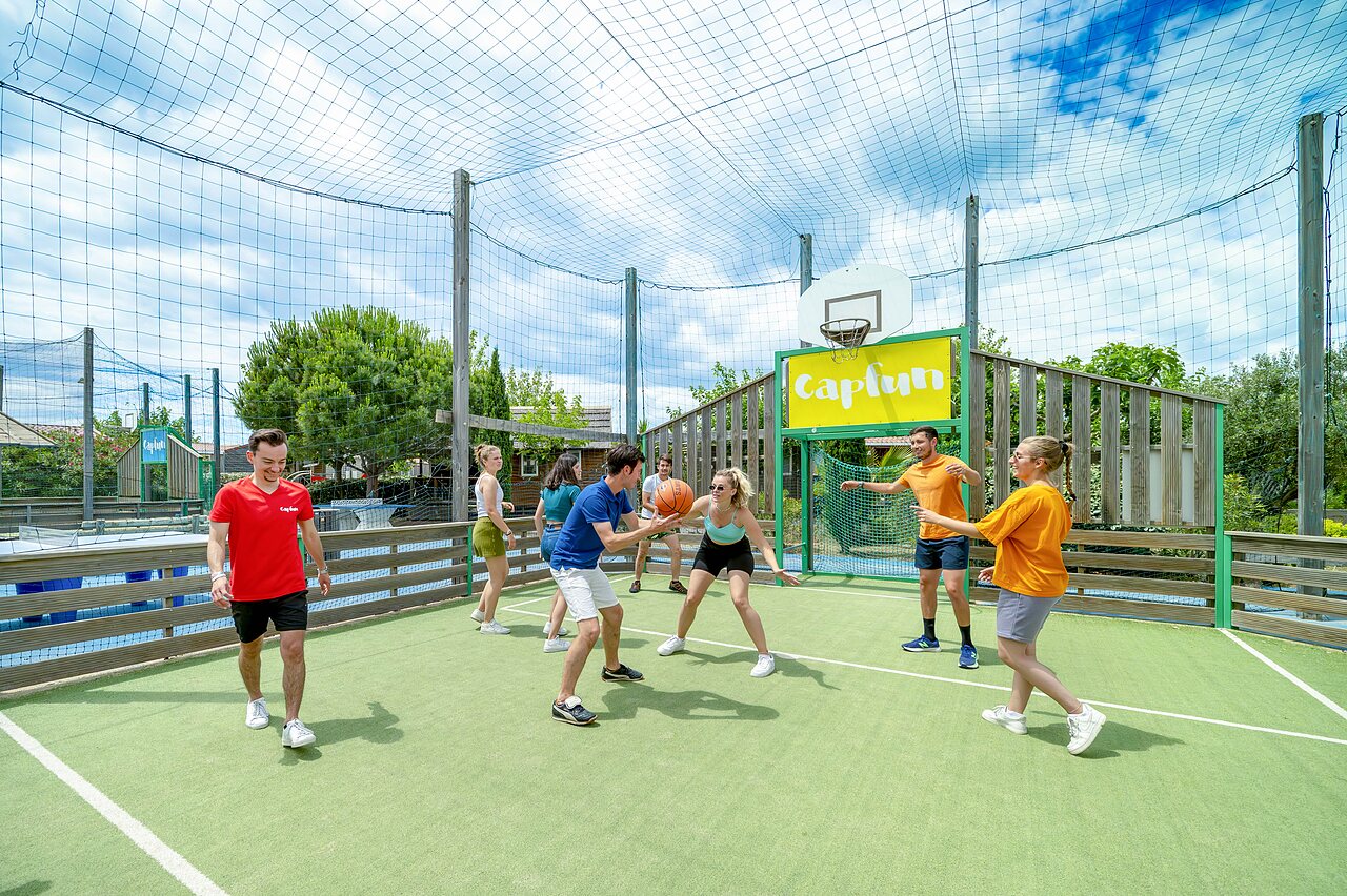 Jongeren basketballen op multisportterrein op camping CAPFUN Boucanet in LE GRAU DU ROI (30).
