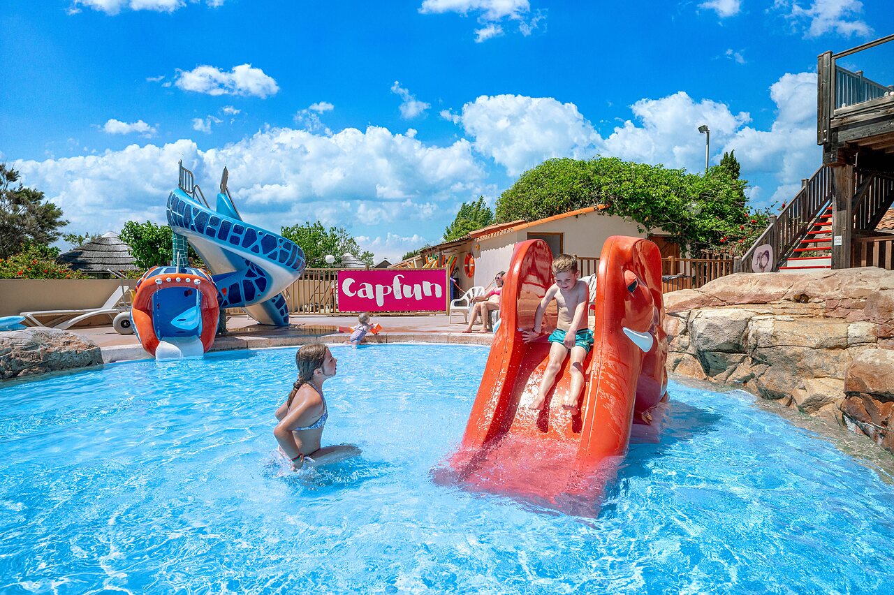 Zwembad en waterglijbanen voor kinderen op camping CAPFUN Boucanet in LE GRAU DU ROI (30).