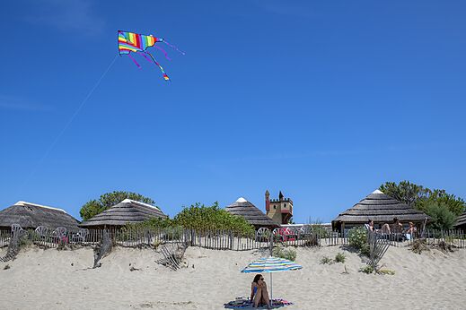 Strand, vlieger en speelkasteel op camping CAPFUN Boucanet in LE GRAU DU ROI (30).