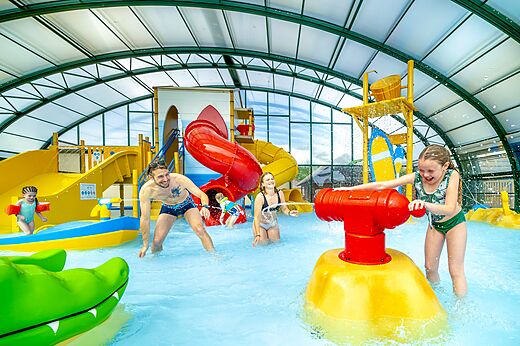 Overdekt waterpark, glijbanen en waterspellen op CAPFUN Boucanet LE GRAU DU ROI (30).