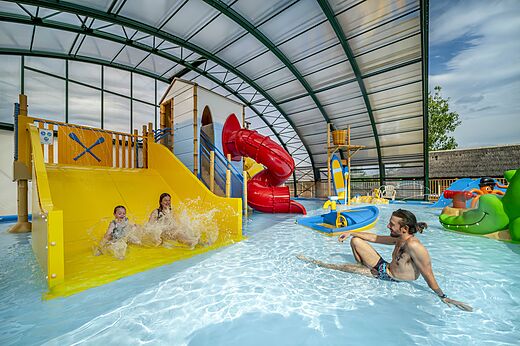 Overdekt zwembad, glijbanen, waterspellen op camping CAPFUN Boucanet LE GRAU DU ROI.