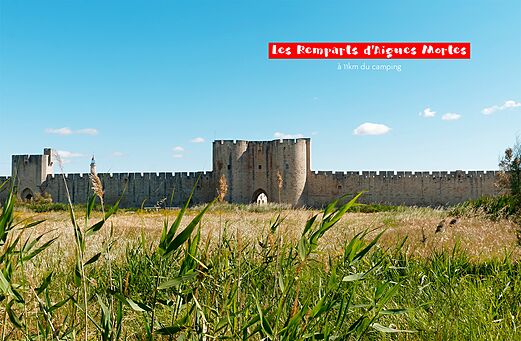 Middeleeuwse stadswallen van Aigues-Mortes, historische bezienswaardigheid in Occitanie, Gard.
