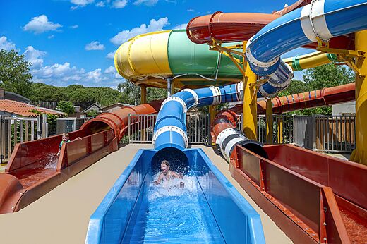 Kleurrijke waterglijbanen op camping CAPFUN Boucanet in LE GRAU DU ROI (30).
