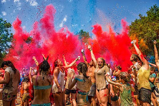 Kleurenpoederfeest op camping CAPFUN Boucanet, LE GRAU DU ROI (30).