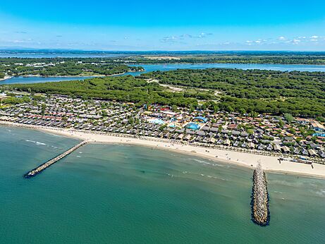 Strand, stacaravans op camping CAPFUN Boucanet in Le Grau du Roi (30).