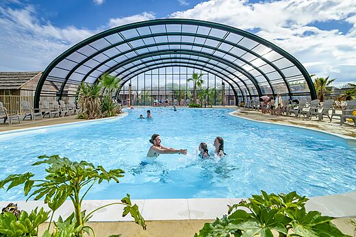 Overdekt en openlucht zwembad, familie, op camping CAPFUN Boucanet in LE GRAU DU ROI (30).