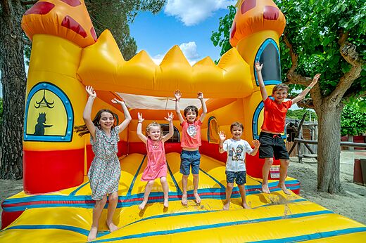 Springkasteel voor kinderen op camping CAPFUN Boucanet, LE GRAU DU ROI (30).