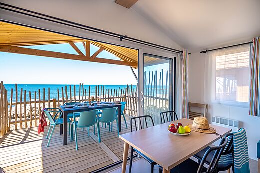 Stacaravan met terras, zeezicht en strand op camping CAPFUN Boucanet in LE GRAU DU ROI.