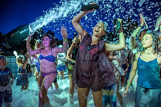 Levendig schuimfeest met kinderen en volwassenen op camping CAPFUN Boucanet, LE GRAU DU ROI (30).