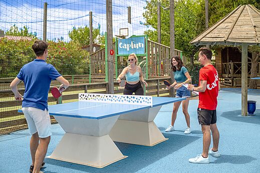 Jongeren spelen tafeltennis buiten op CAPFUN Boucanet, LE GRAU DU ROI (30).