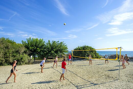 Beachvolleybal op zand met spelers op camping CAPFUN Boucanet in LE GRAU DU ROI.