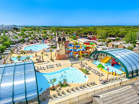 Waterpark met zwembaden en glijbanen op camping CAPFUN Boucanet in LE GRAU DU ROI (30).