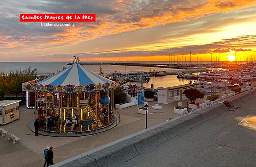 Carrousel en jachthaven bij zonsondergang in Saintes Maries de la Mer.