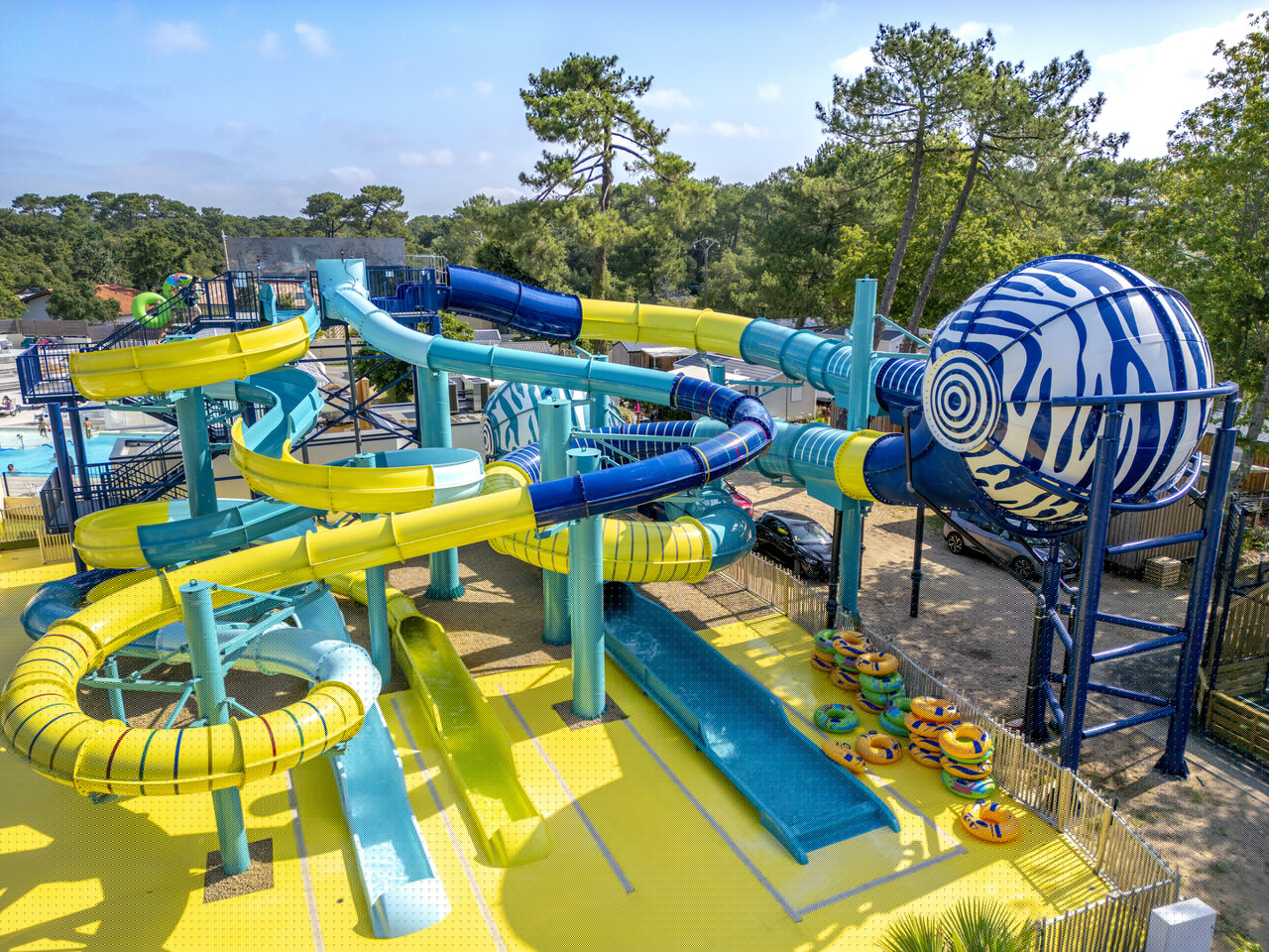 Waterpark met kleurrijke glijbanen en bolvormige structuur op camping VAGUES OCEANES Boudigau in LABENNE OCEAN (40).