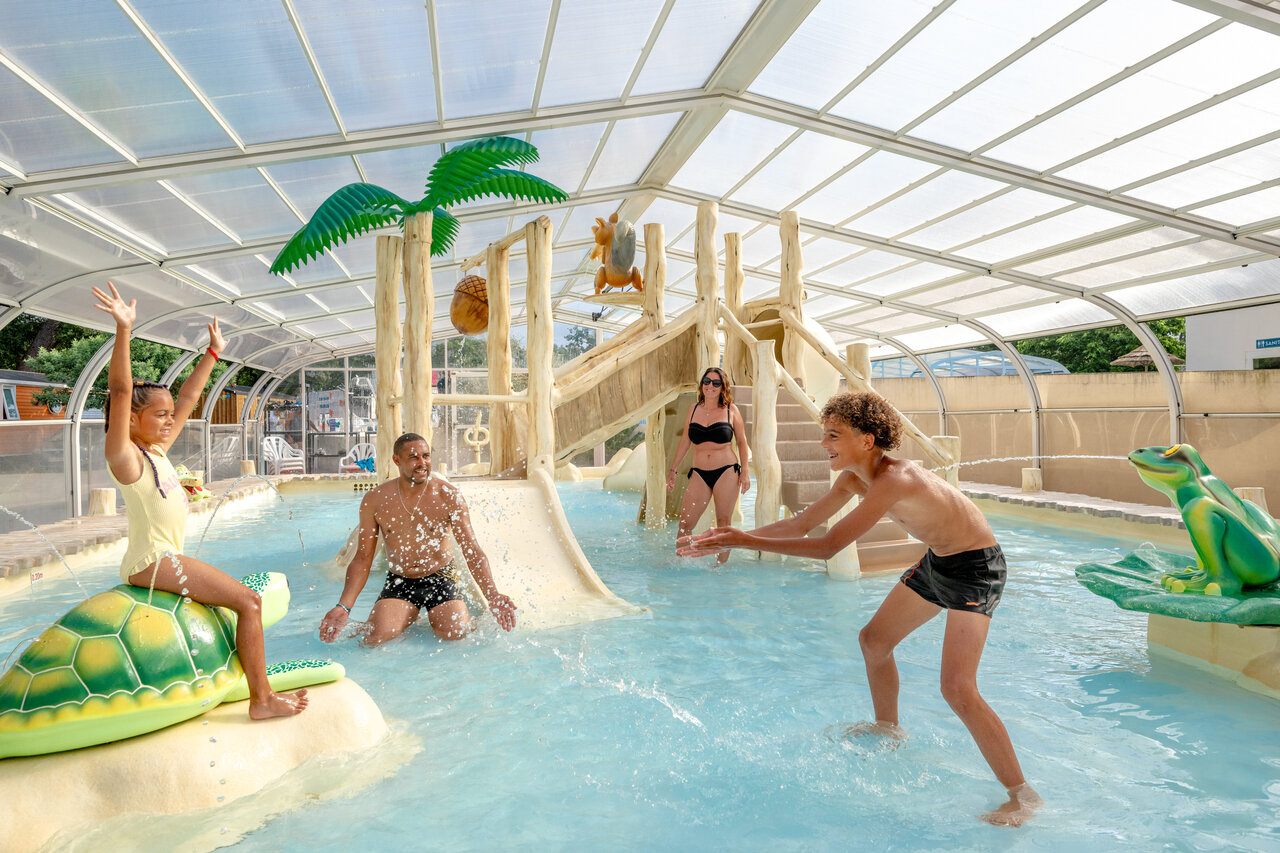 Overdekt waterpark, glijbaan, waterspellen, familie op camping VAGUES OCEANES Boudigau, LABENNE OCEAN.