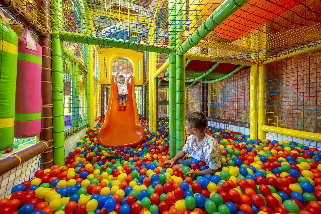 Speeltuin, glijbaan, ballenbak op camping VAGUES OCEANES Boudigau.