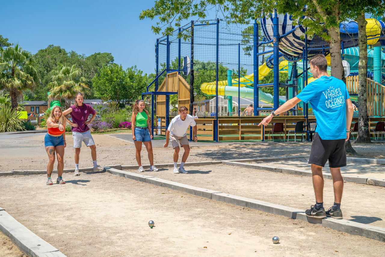 Jongvolwassenen jeu de boules spelend, animator, waterpark VAGUES OCEANES Boudigau.